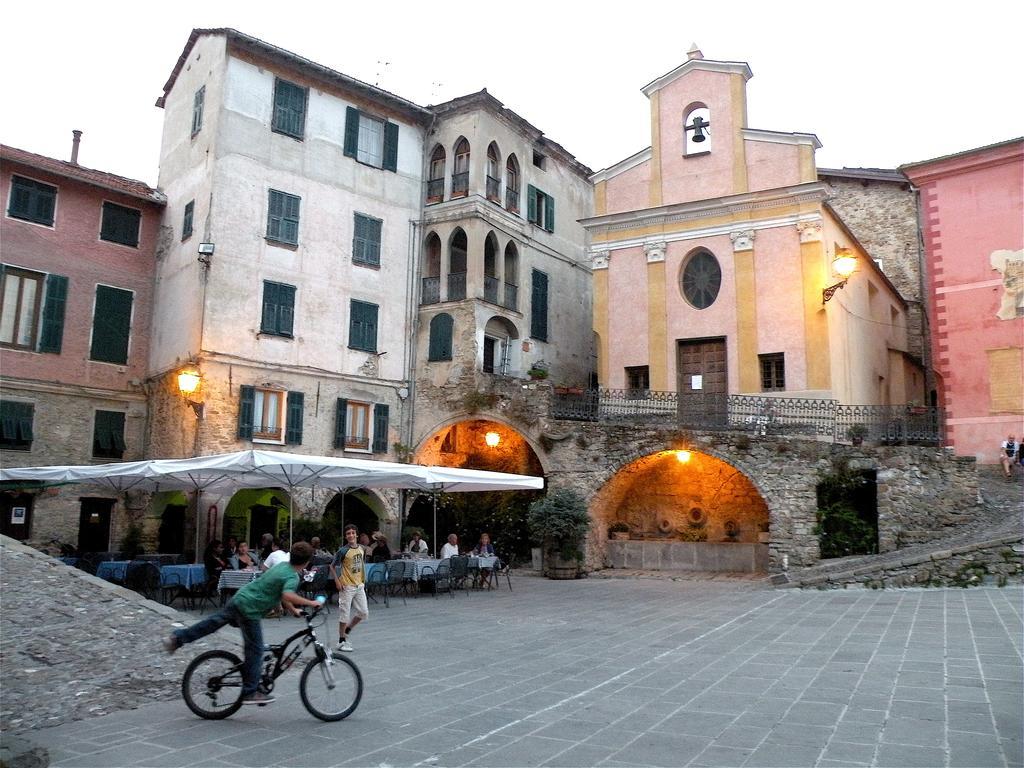 Muntaecara Hotel Diffuso Apricale Exterior foto