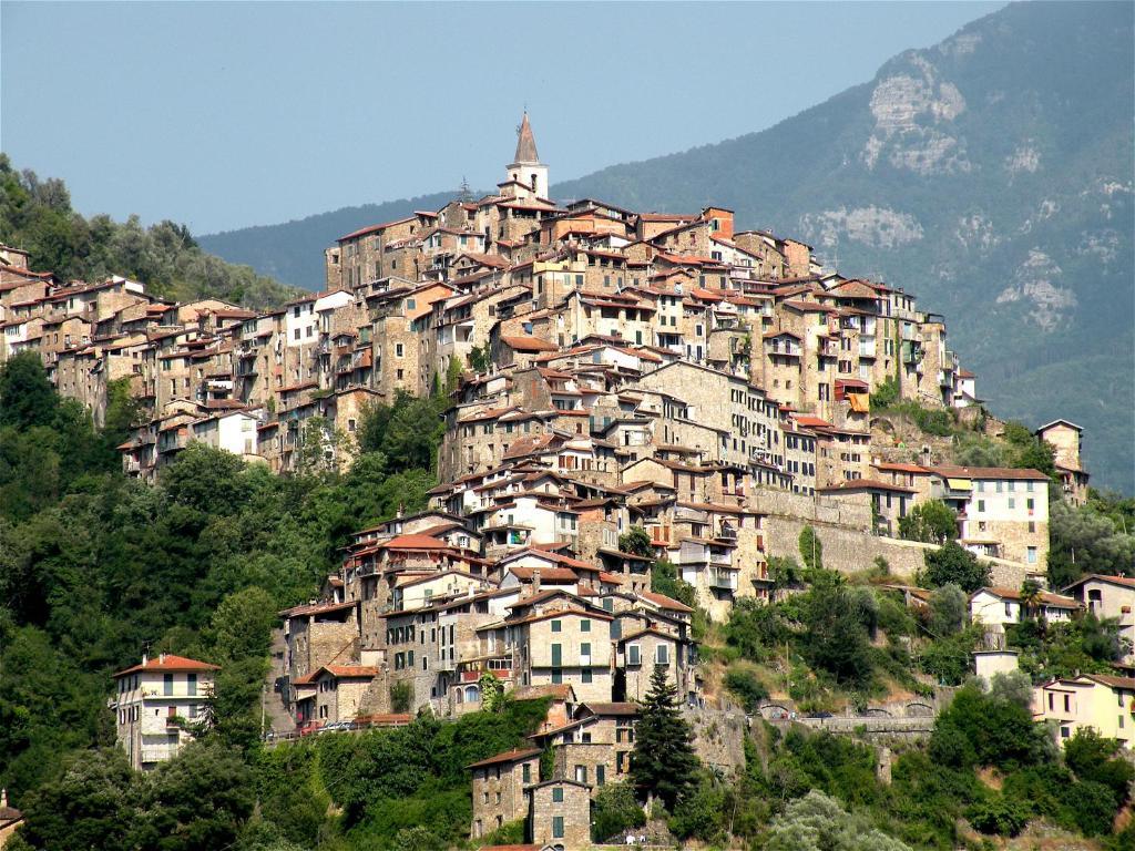 Muntaecara Hotel Diffuso Apricale Exterior foto